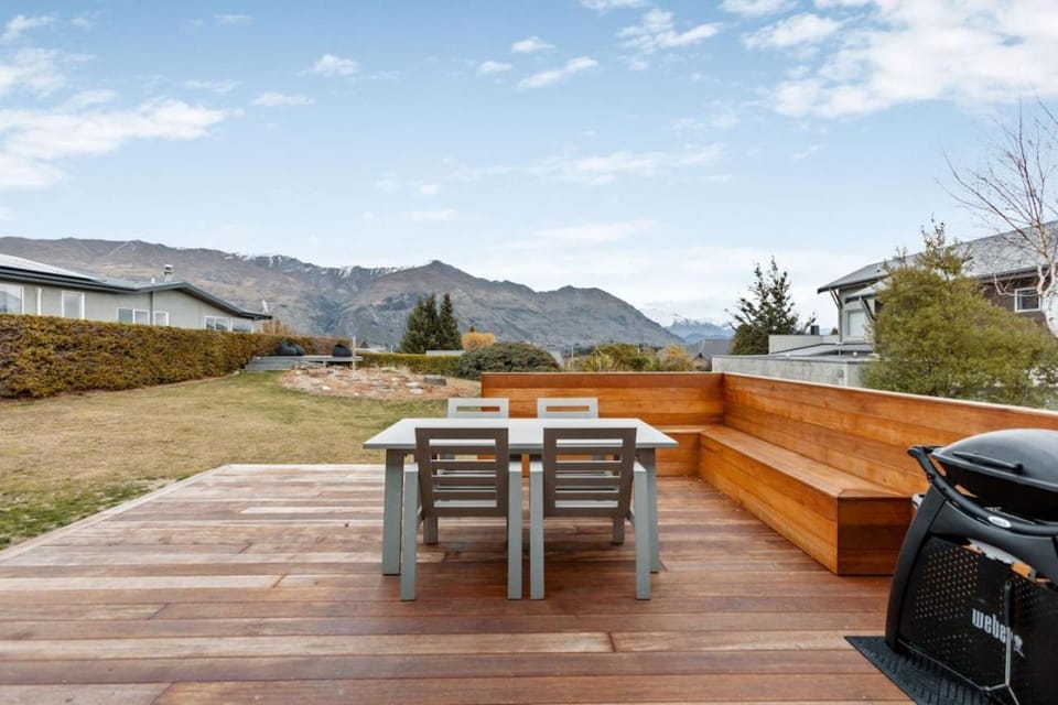 Patio, Natural landscape, BBQ facilities, Seating area, Dining area, Mountain view
