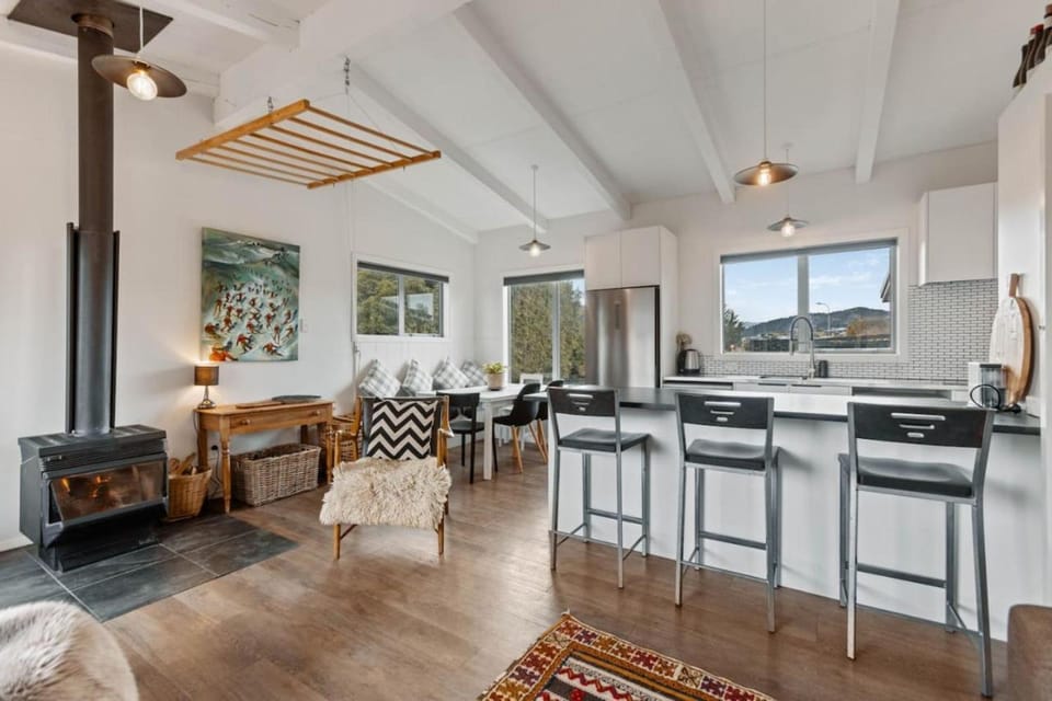 Seating area, Dining area, fireplace, kitchen