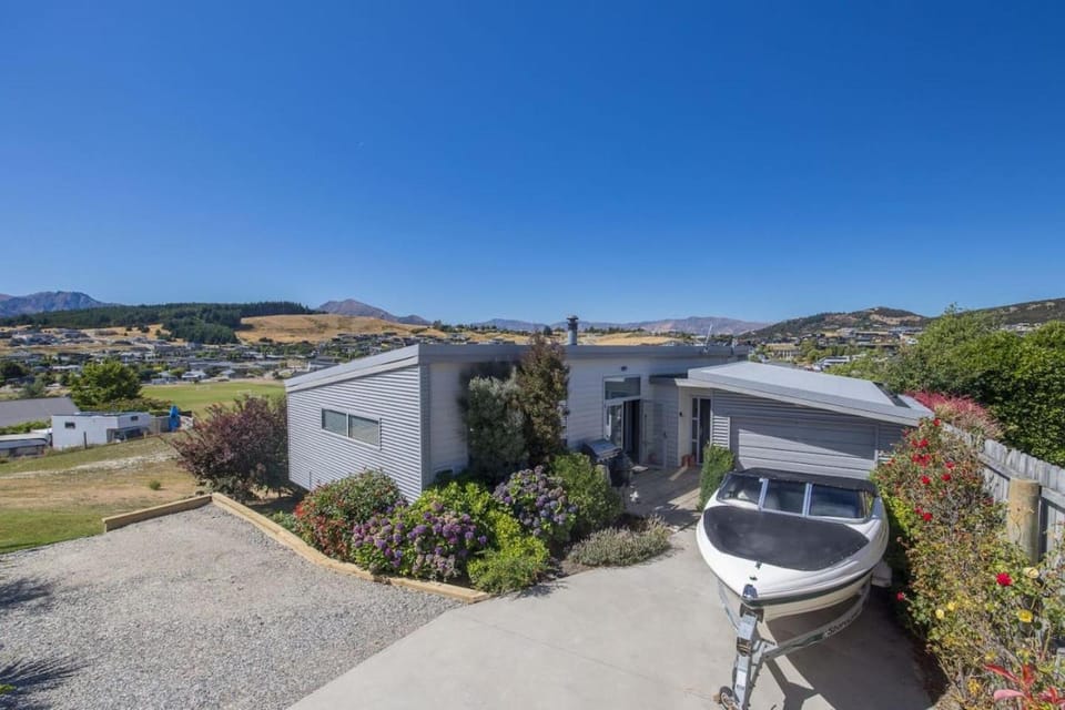 Property building, Day, Natural landscape, Garden view, Mountain view, Parking