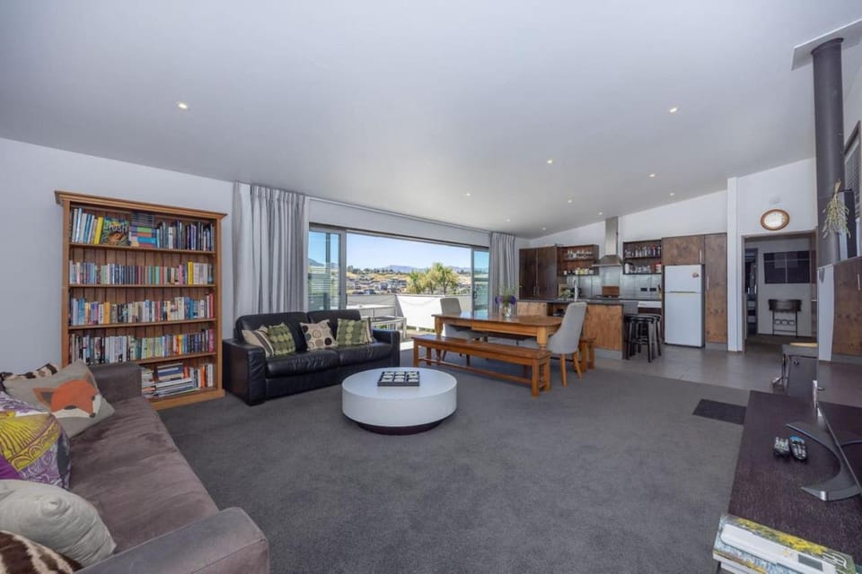 Communal lounge/ TV room, Library, TV and multimedia, Living room, Seating area, Dining area, kitchen