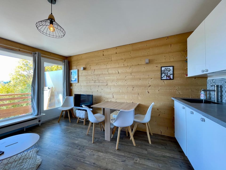 Kitchen or kitchenette, Dining area
