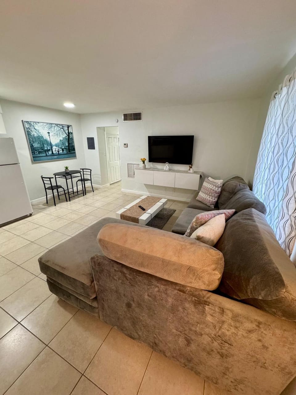 TV and multimedia, Living room, Seating area, Evening entertainment