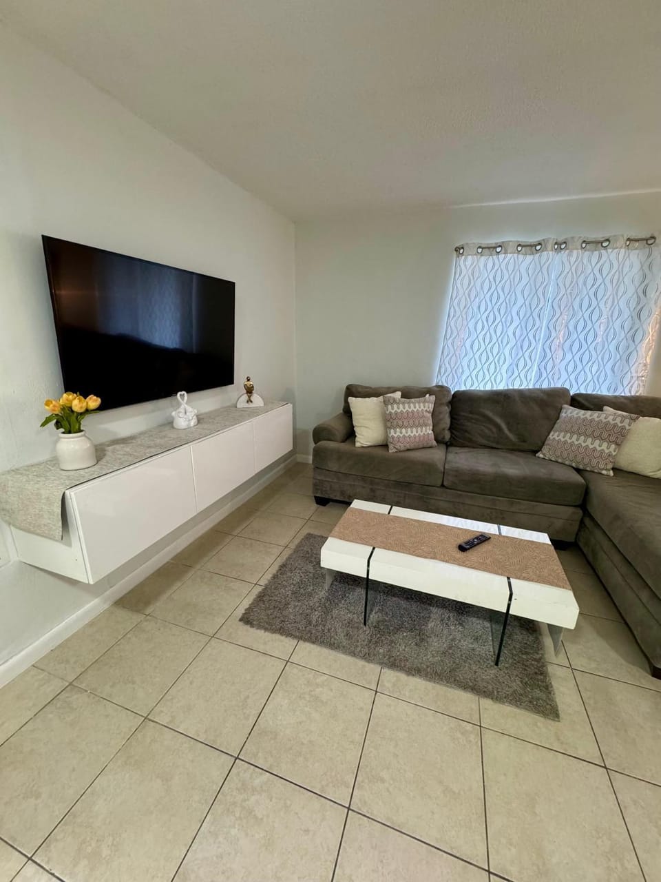 TV and multimedia, Living room, Seating area, Evening entertainment