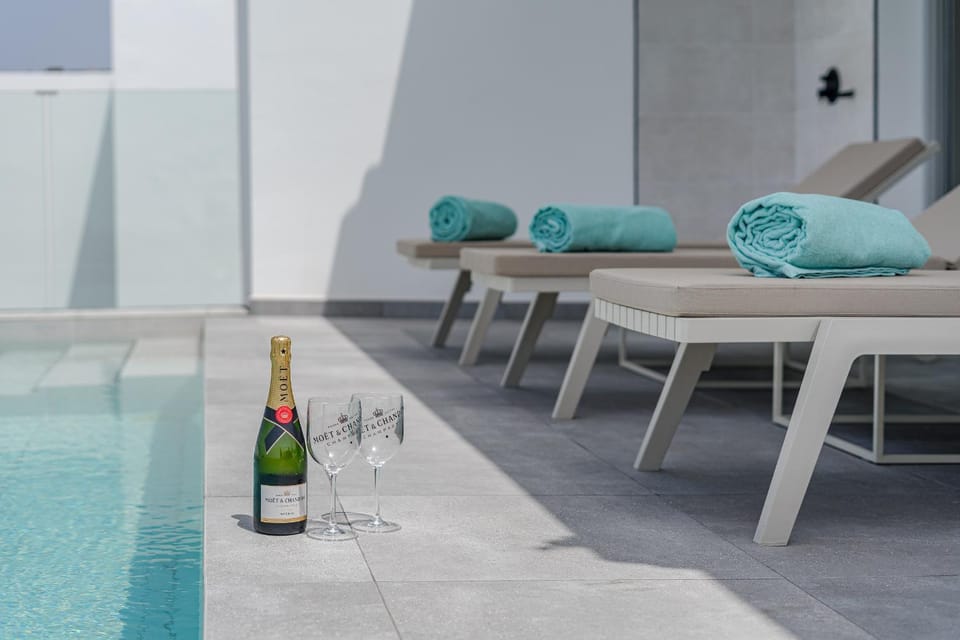 Day, Balcony/Terrace, Balcony/Terrace, Food and drinks, Pool view, Pool view, Swimming pool, Swimming pool, Swimming pool, Drinks, sunbed, towels