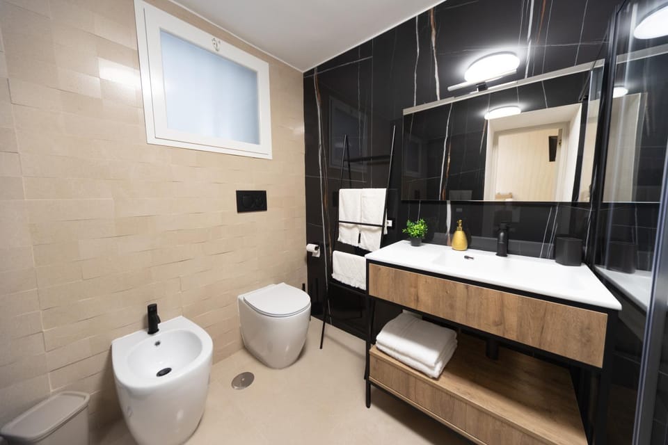 Shower, Toilet, Bathroom, bidet, towels