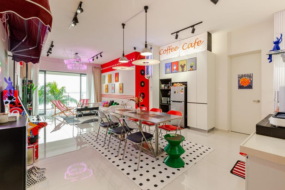 Kitchen or kitchenette, Living room, Seating area, Dining area