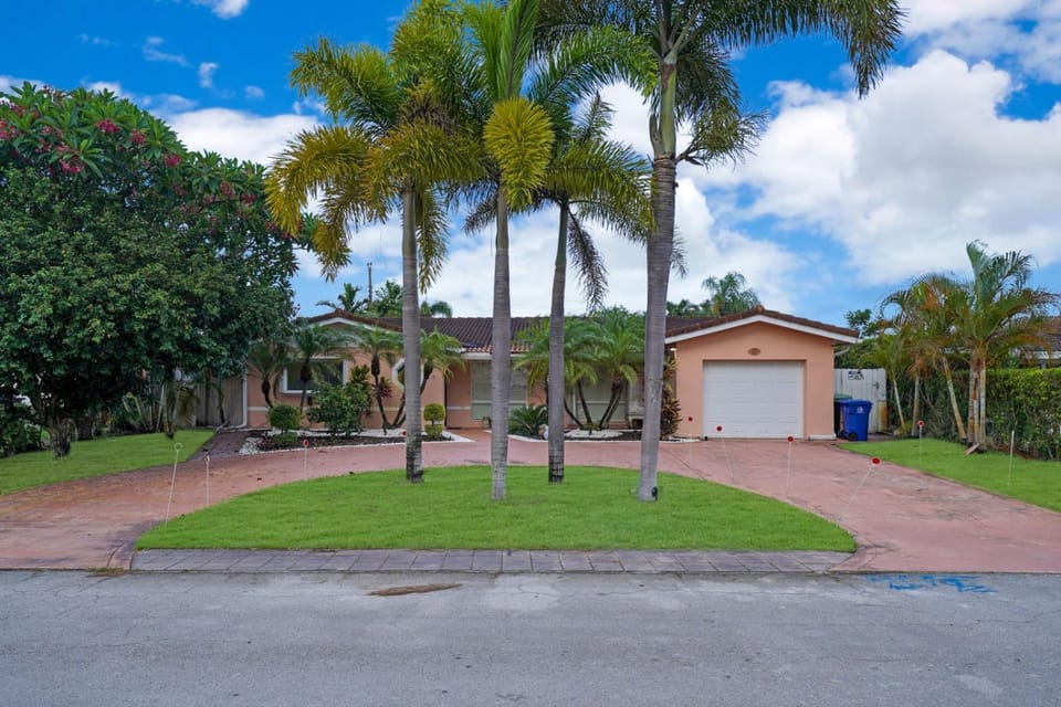Sun-Filled House with pool by PMI House in Oakland Park