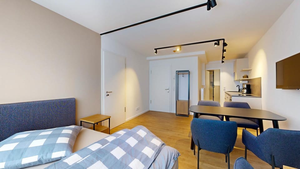 Bed, TV and multimedia, Seating area, Dining area, wardrobe