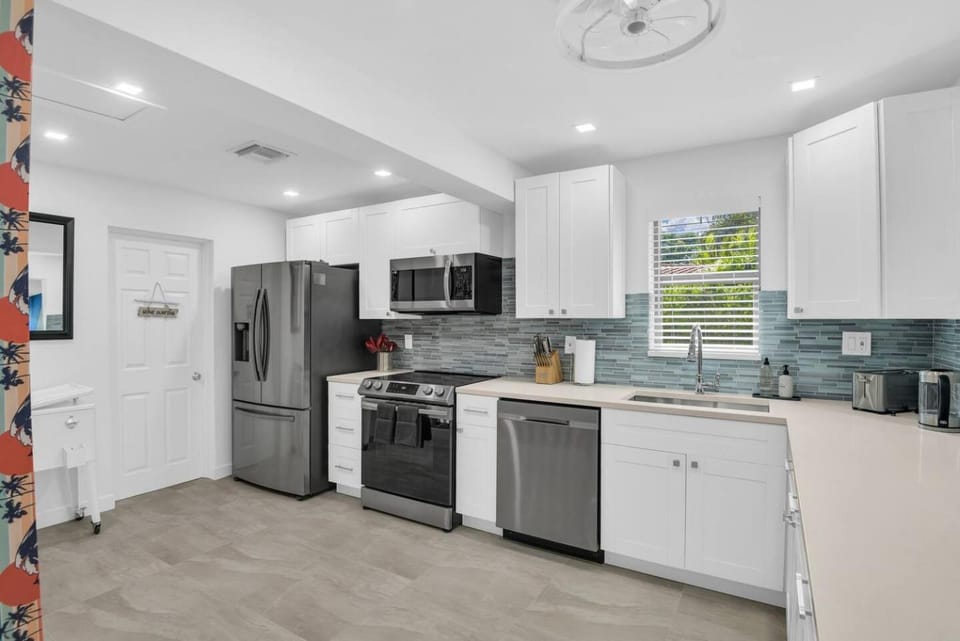 Surfs up - 4 Bdrm House W Pool House in Deerfield Beach