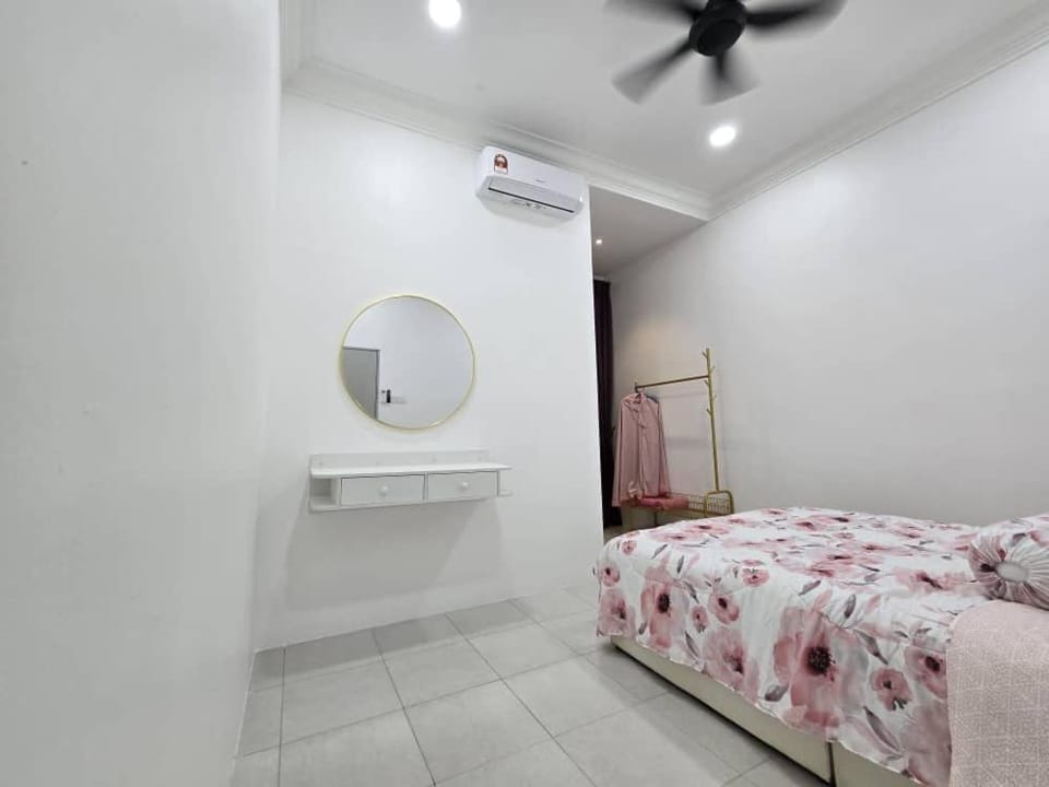 Photo of the whole room, Bedroom, air conditioner