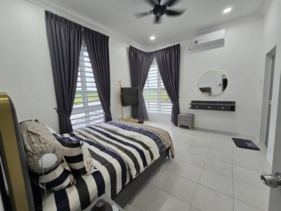 Photo of the whole room, Bedroom, air conditioner