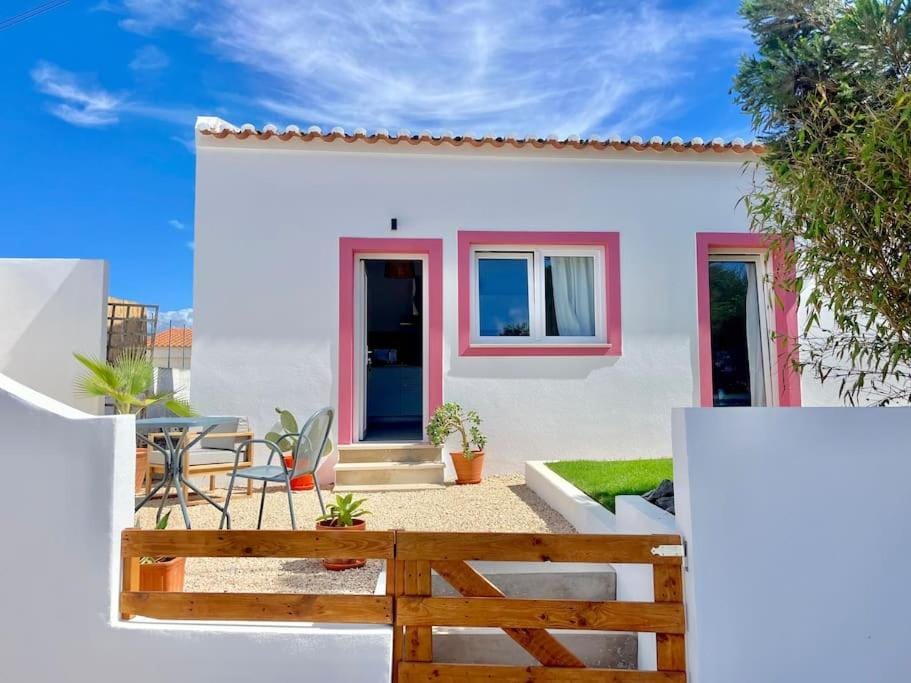 Property building, Patio, Day, Balcony/Terrace