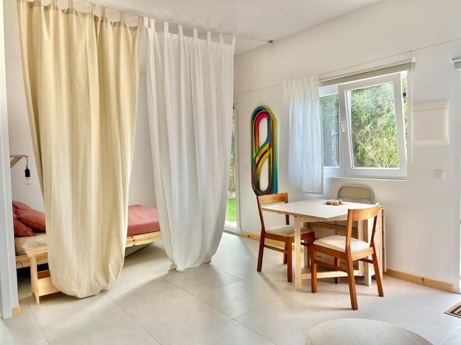 Bed, Living room, Photo of the whole room, Seating area, Dining area, Bedroom
