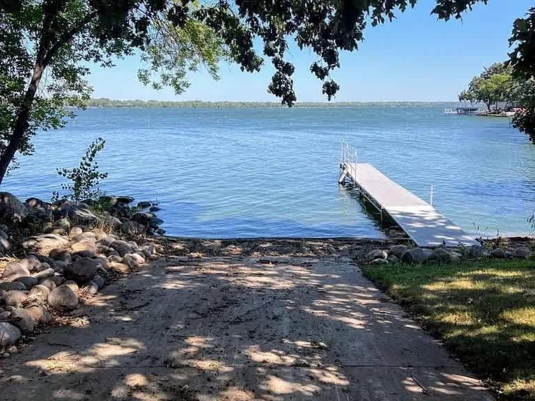 Luxury Family 5BR Lakefront private boat launch House in South Dakota