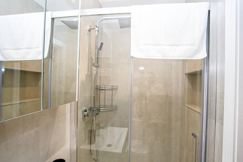 Beautiful Apartment Near LHR with Free Parking Apartment in Slough