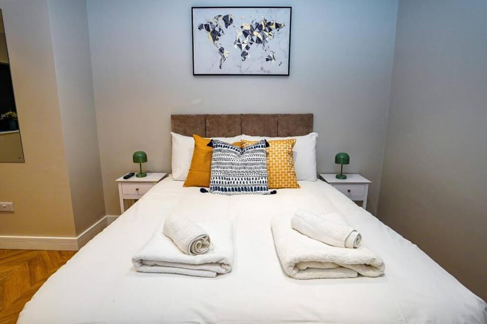 Beautiful Apartment Near LHR with Free Parking Apartment in Slough