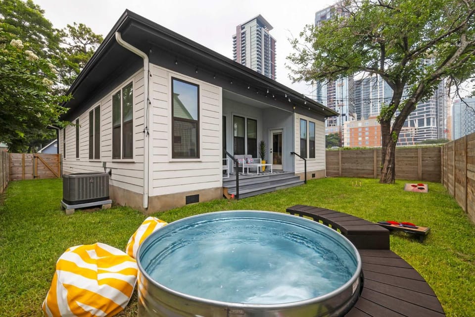 Rainey St Retreat - Cowboy Pool & Urban Chic House in Austin