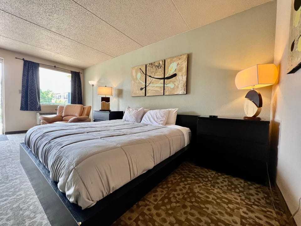Lindell Motor Lodge - Downtown Cedar Falls Studio With Free Gated Parking! Apartment in Cedar Falls