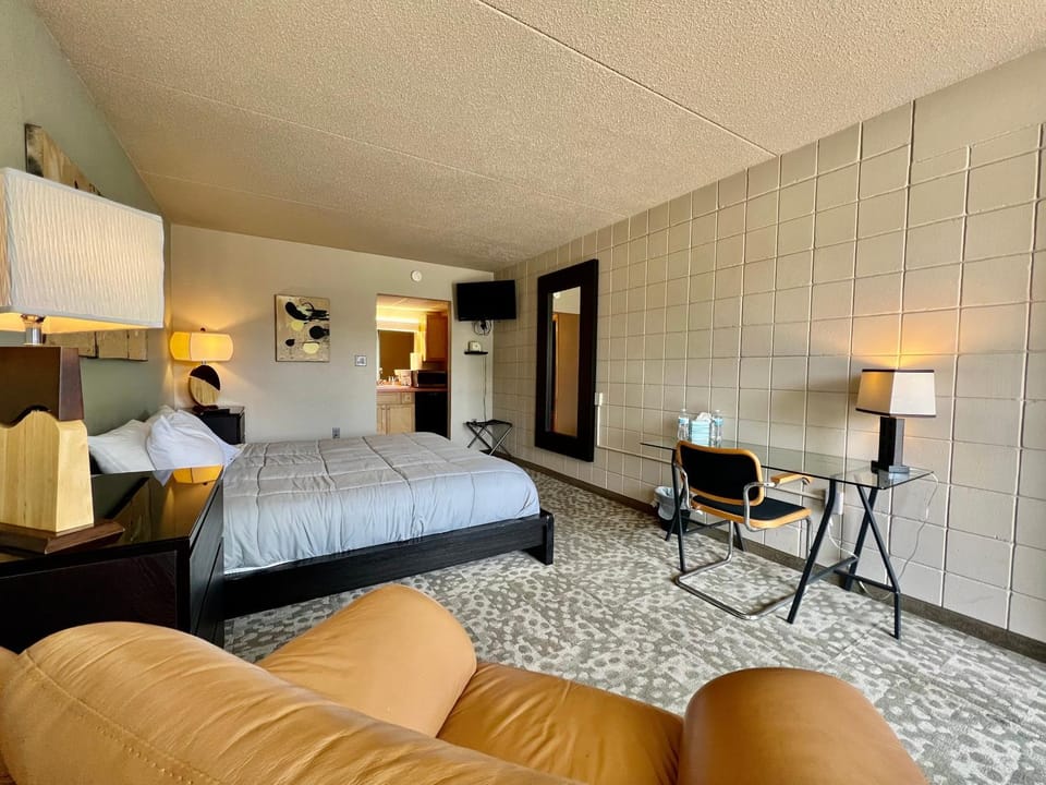 Lindell Motor Lodge - Downtown Cedar Falls Studio With Free Gated Parking! Apartment in Cedar Falls