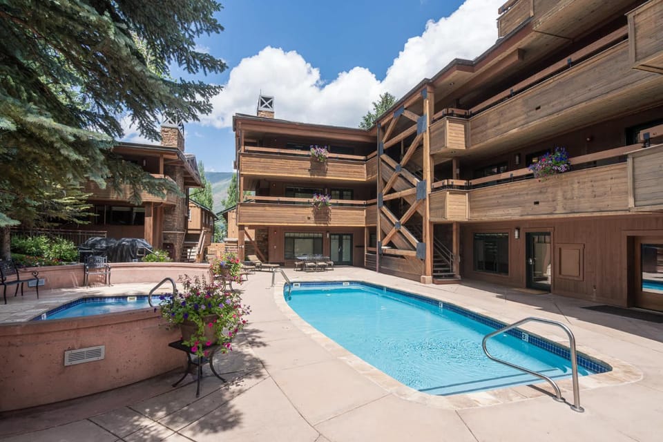 New Listing 3 BR 3 BA Aspen Condo near Gondola House in Aspen