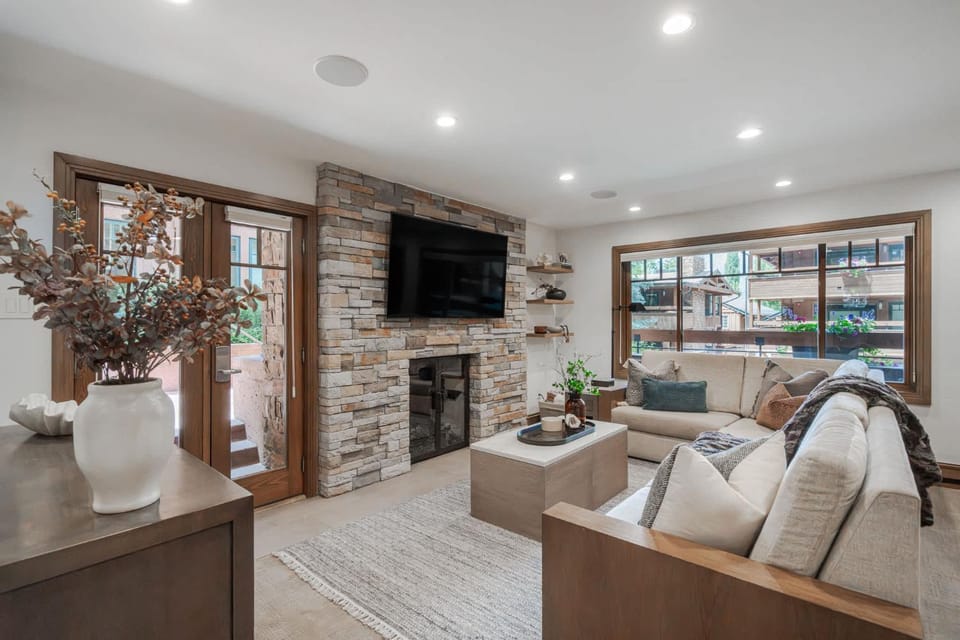 New Listing 3 BR 3 BA Aspen Condo near Gondola House in Aspen