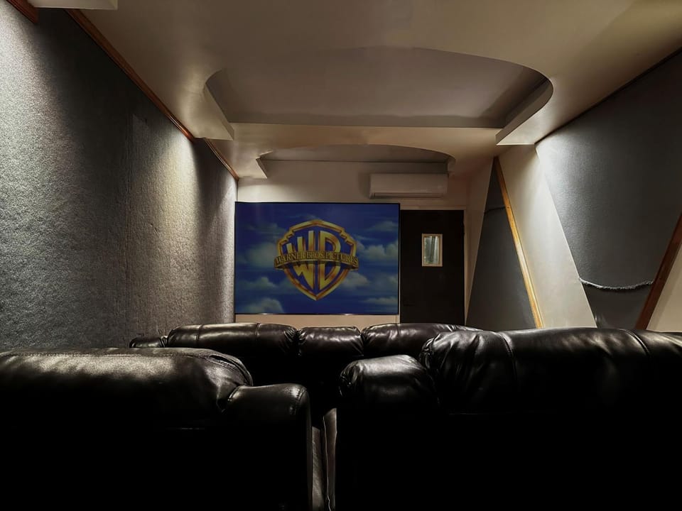 Communal lounge/ TV room, Living room, Seating area, Evening entertainment, internet, air conditioner