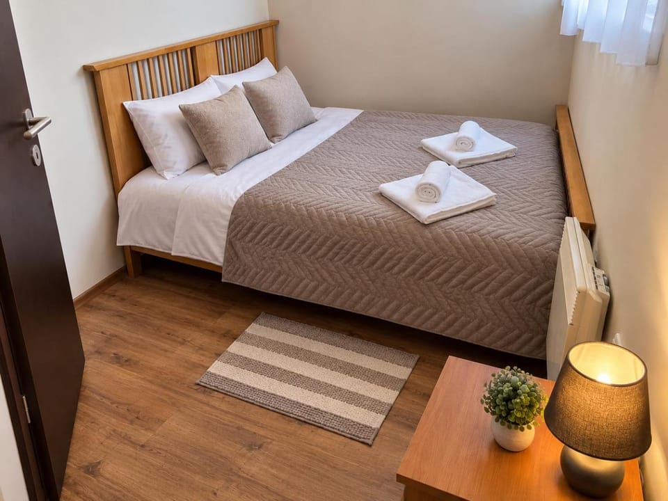 Bed, Bedroom, towels