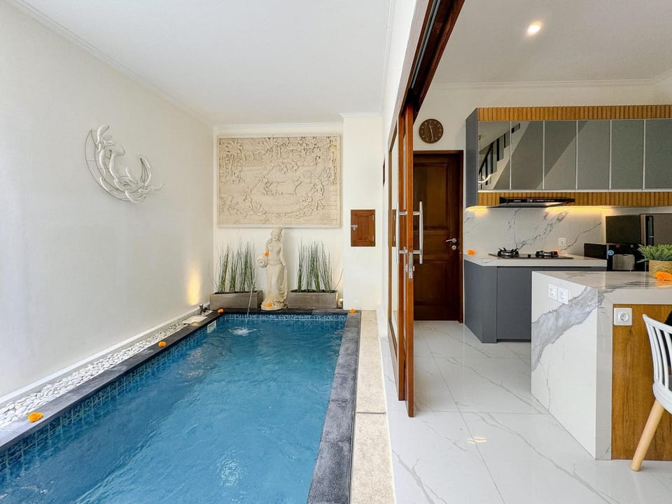 Kitchen or kitchenette, Pool view, Swimming pool