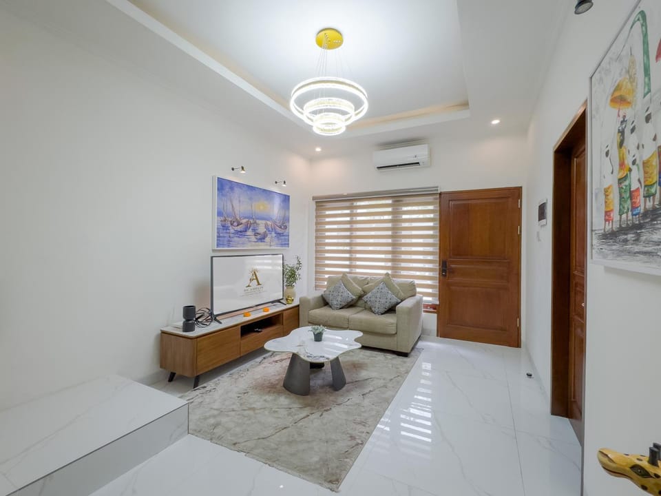 TV and multimedia, Living room, Seating area, air conditioner