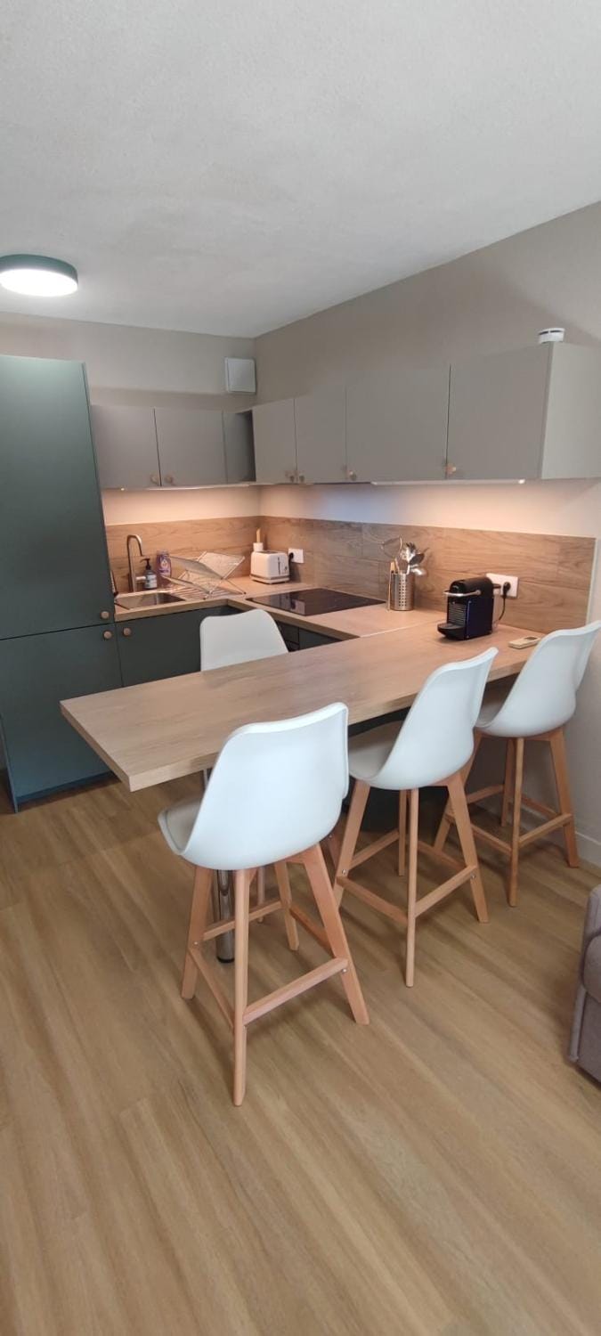 Kitchen or kitchenette, Dining area