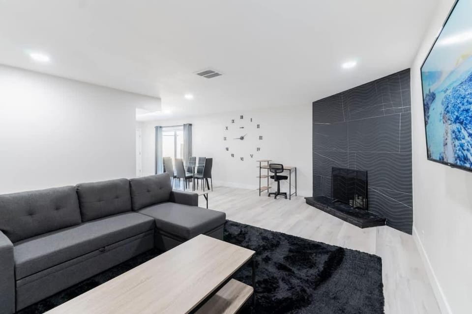 5Mins to Fremont 10Mins to Strip! Sleeps 8 House in North Las Vegas