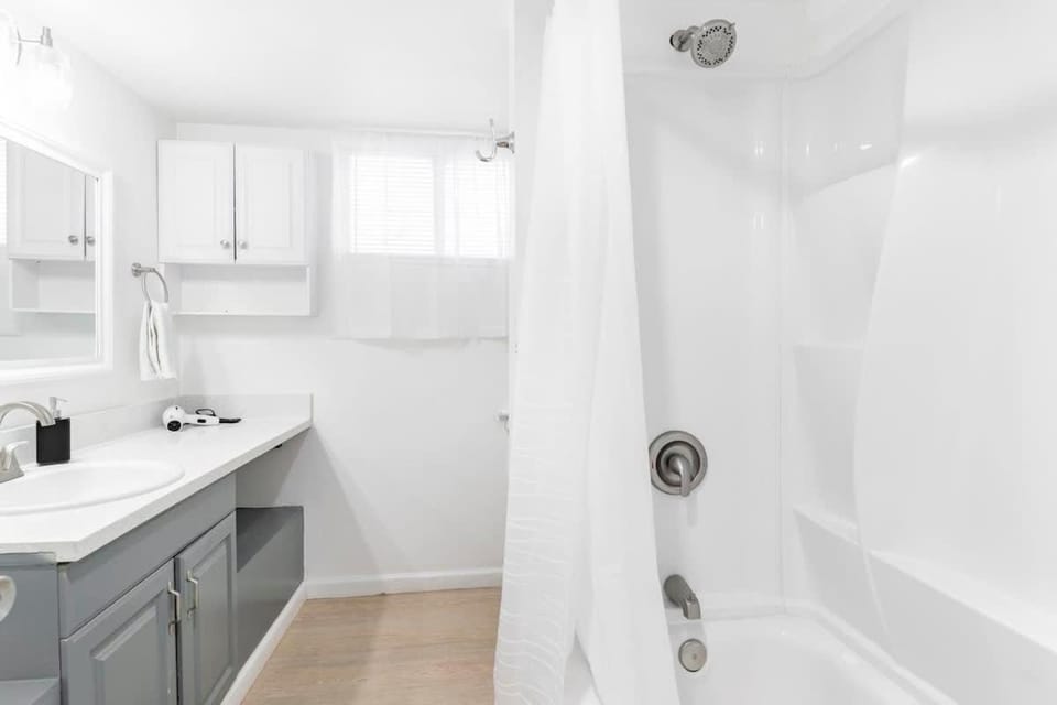 Charming Two Bedroom Sleeps 6! Close To Strip House in Las Vegas