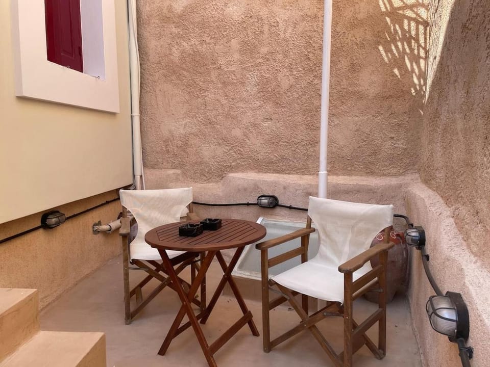 Sphinx Apartments - A House in Decentralized Administration of the Aegean
