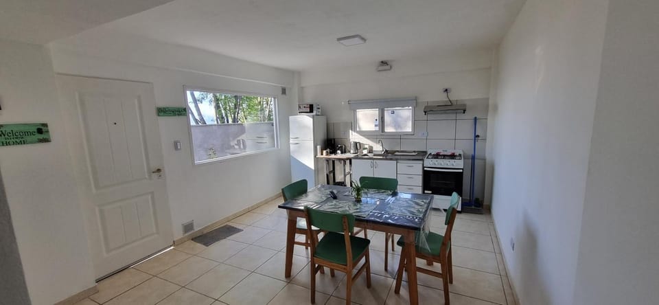Kitchen or kitchenette, Dining area, oven