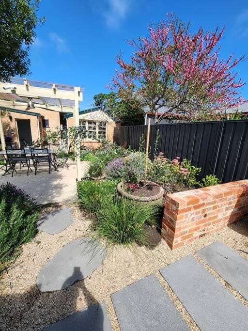 Charming! 3 Bed Garden by Beach House in Adelaide