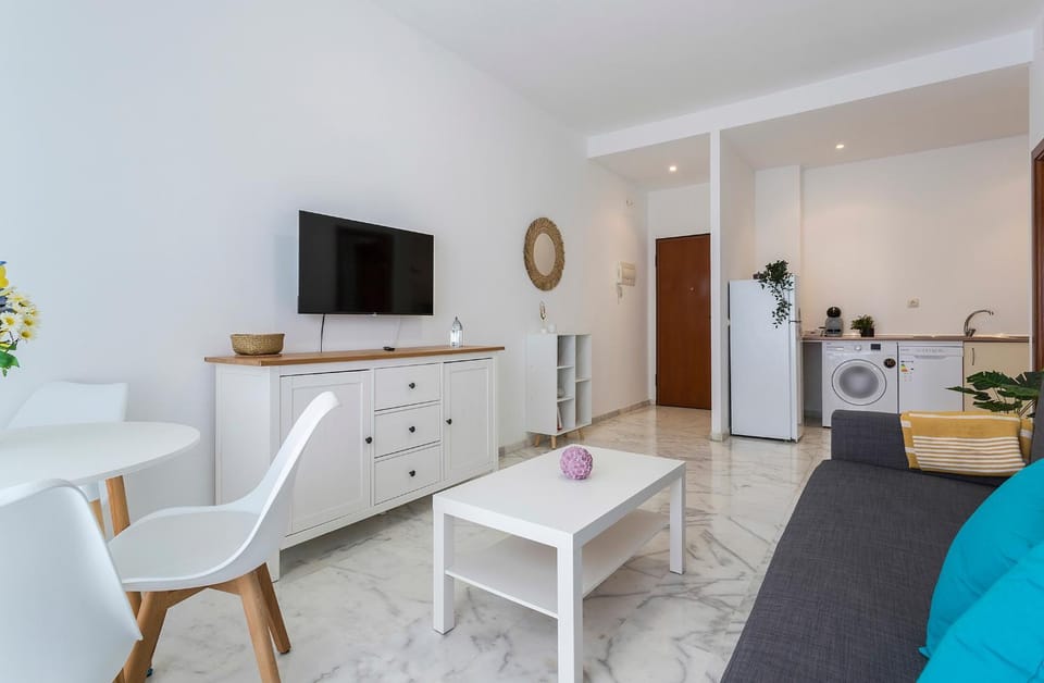 TV and multimedia, Kitchen or kitchenette, Living room, Seating area, Dining area