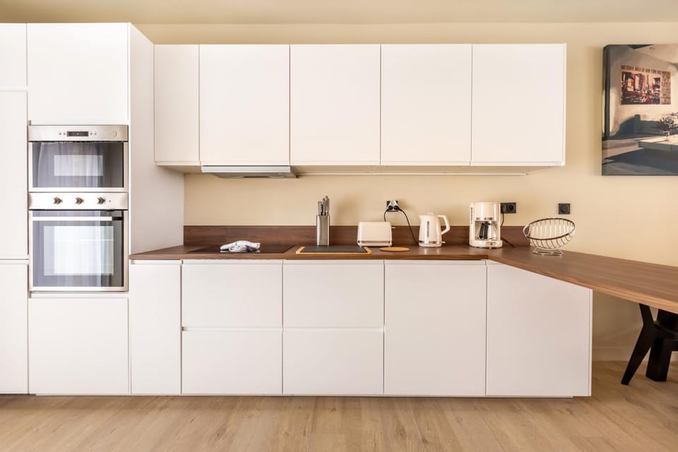 Coffee/tea facilities, Kitchen or kitchenette, oven, stove, toaster