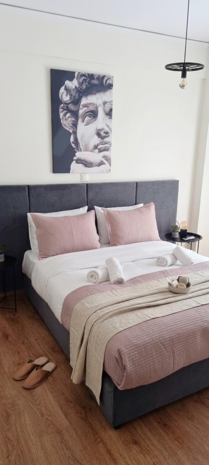 Bed, Bedroom, towels