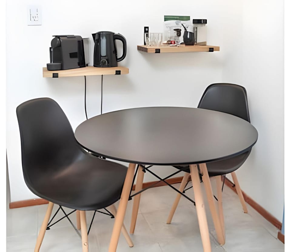 Coffee/tea facilities, Kitchen or kitchenette, Dining area