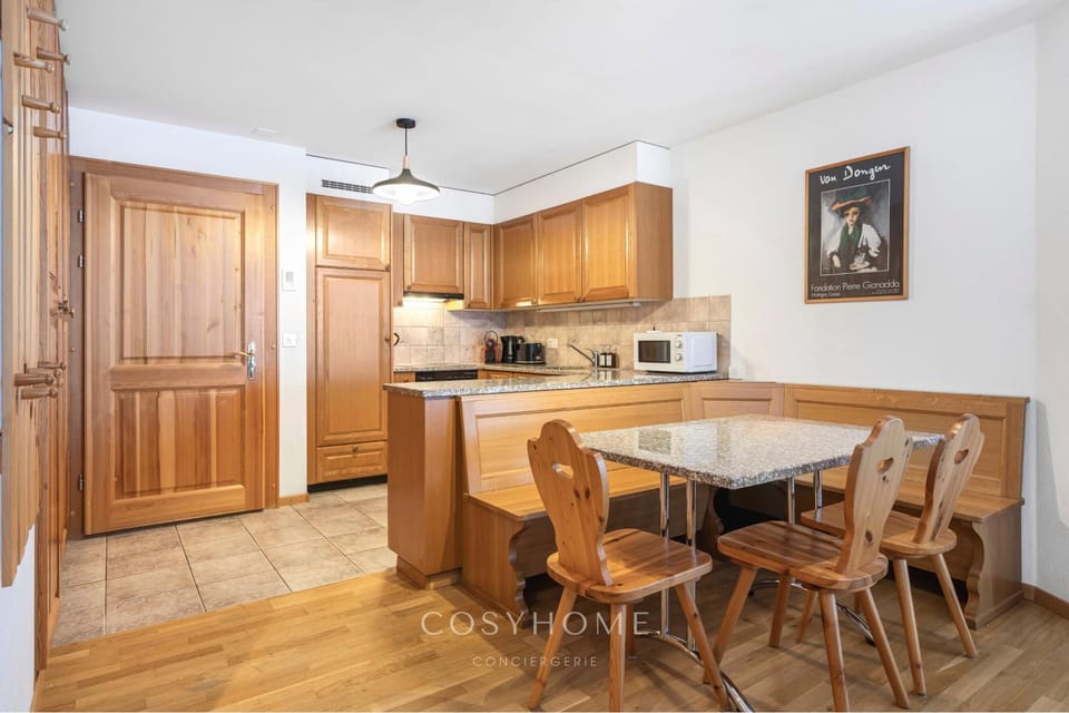 Kitchen or kitchenette, Dining area, dishwasher, minibar, oven, stove