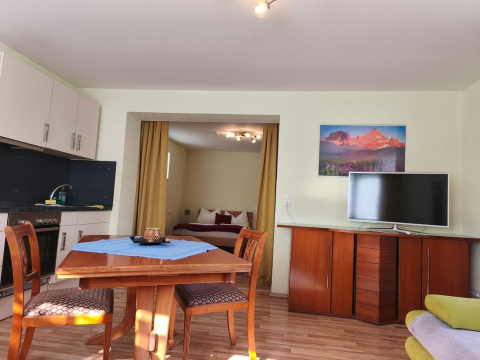 Kitchen or kitchenette, Seating area, Dining area