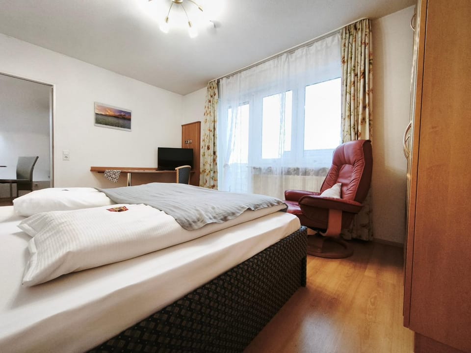 Bed, Photo of the whole room, Bedroom