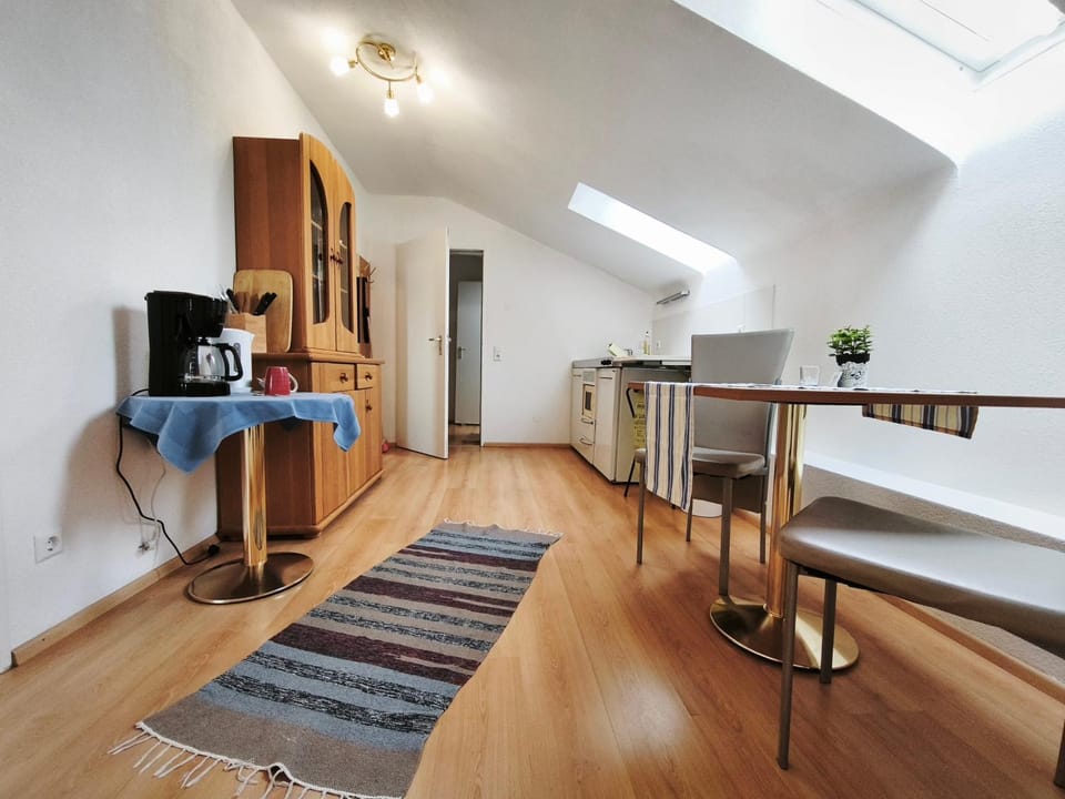 Coffee/tea facilities, Kitchen or kitchenette, Dining area, stove, toaster