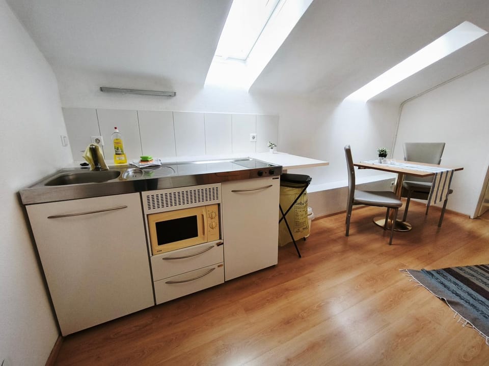 Kitchen or kitchenette, Dining area, stove