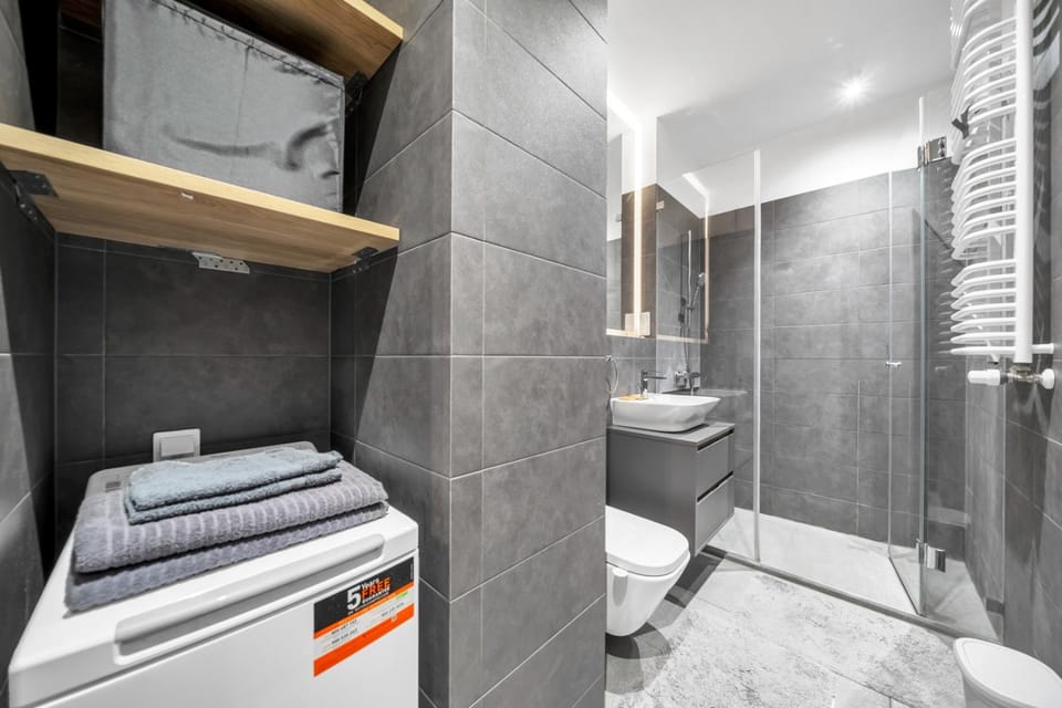 Shower, Toilet, Bathroom, towels