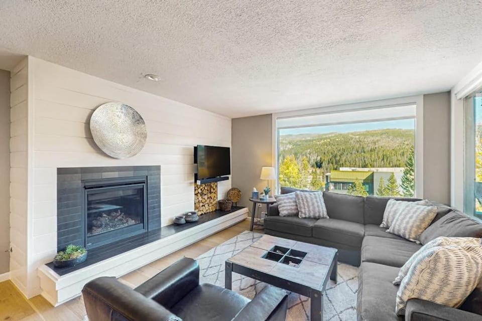 Crisp Mountain Retreat Apartment in Fraser