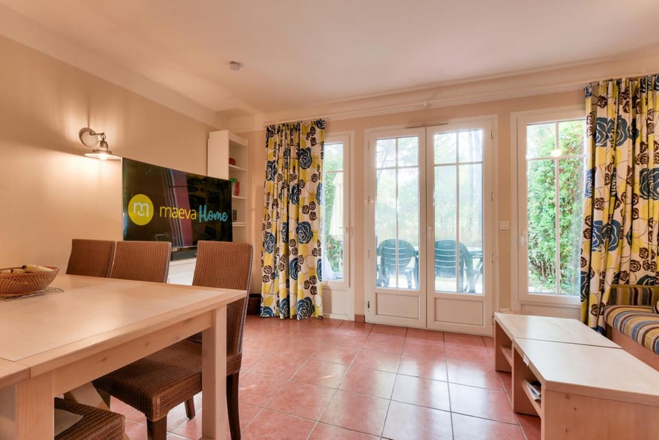 Bed, kitchen