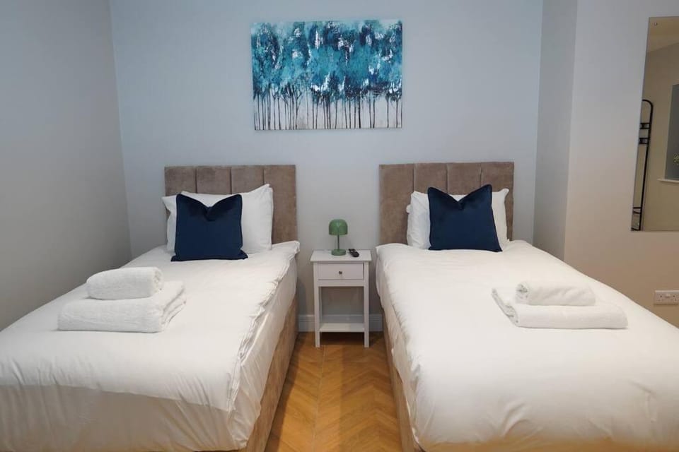 Easy 2 Manage Wisteria House, Heathrow Haven, Free Parking Apartment in Slough