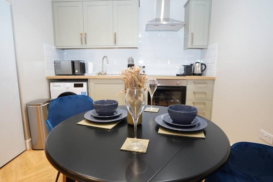 Easy 2 Manage Wisteria House, Heathrow Haven, Free Parking Apartment in Slough