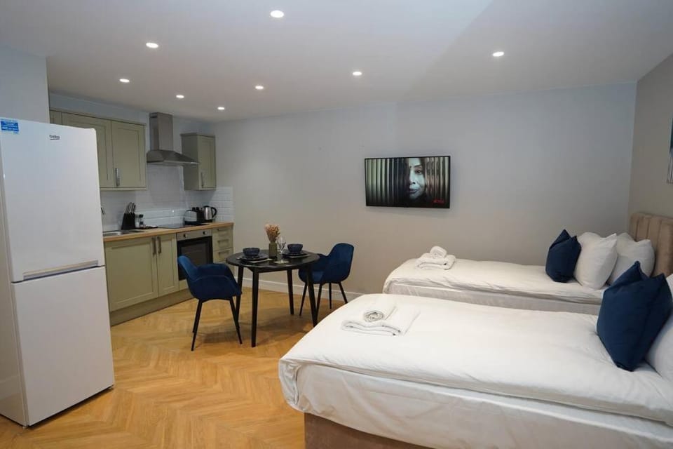Easy 2 Manage Wisteria House, Heathrow Haven, Free Parking Apartment in Slough